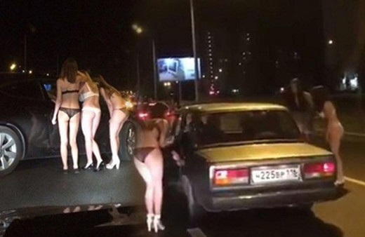 Çırılçıplak soyunup para dilendiler! Rezilliğin böylesi