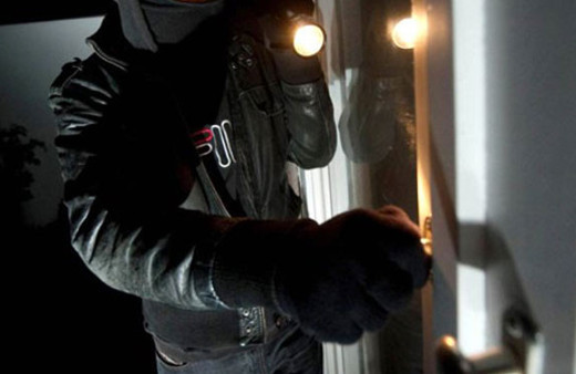 Hırsızı böyle yakaladılar duvarı deldiği anda