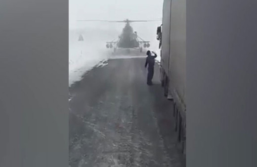 Askeri helikopter otobana indi tır şoförüne yol sordu! 