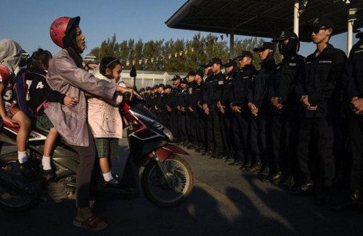 Polis budist rahibin tapınağını bastı
