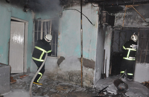 Annesiyle oturduğu evi yaktı