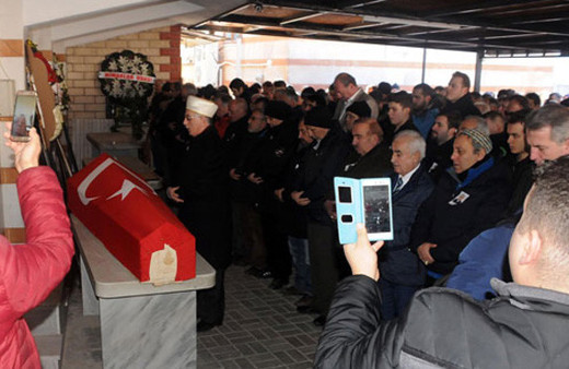 Babasının cenazesini cep telefonundan izledi