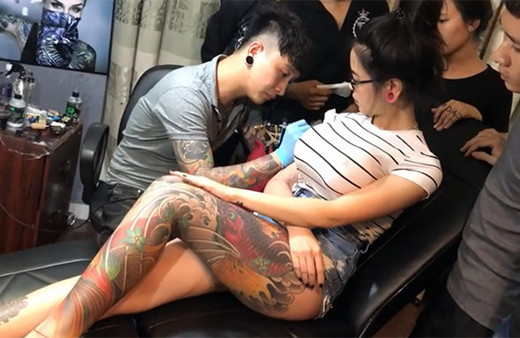 Dövme yaptıran kadının silikonları patlayınca...