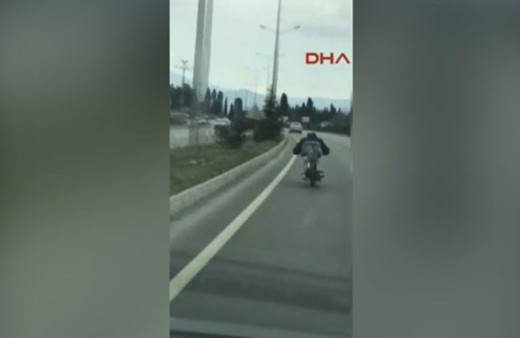 Motosiklet sürücüsünün karayolunda tehlikeli yolculuğu