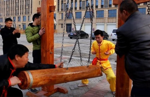 Kasıklara kütük ve taşla vuran Kung Fu ustaları!