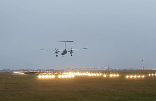 Uçağın pervanesi yere sürttü