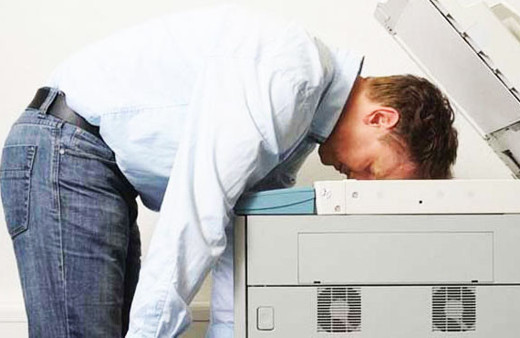 Fotokopi çekerken dişini kırdı! Böyle iş kazası yok