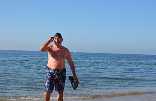 70'lik dede yüzme keyfi için kar kış dinlemiyor