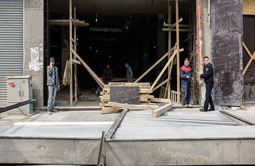Şişli'de akılalmaz olay! Vatandaşın üzerine devrildi