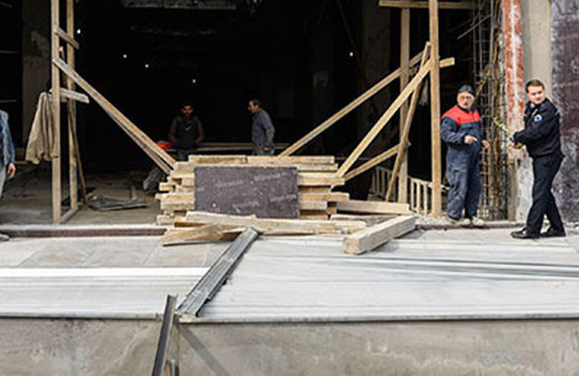 Şişli'de akılalmaz olay kaldırımda yürürken...