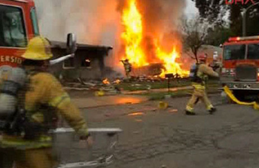 Uçak evlerin üzerine düştü ölü ve yaralılar var