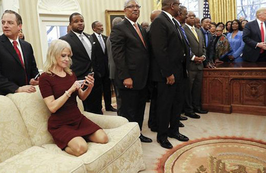 Oval ofiste acayip kare! Trump'ın kadın danışmanına bakın