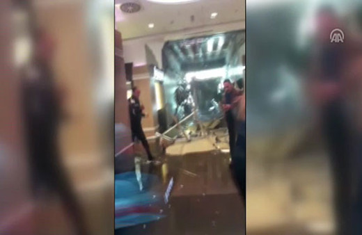 Aksaray'da AVM'nin asma tavanı çöktü