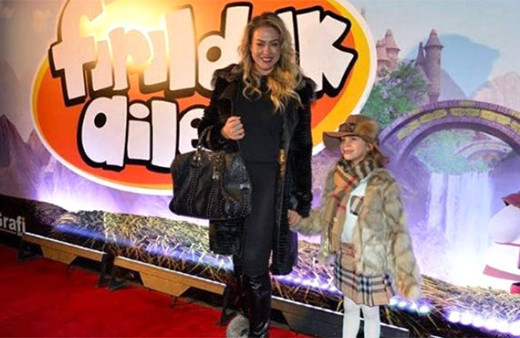 Küçük kızına giydirdiği kıyafet olay oldu!