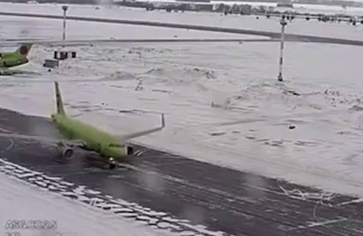 Buzlu pistte uçak kayınca...