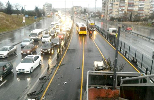 Servis aracı metrobüse çarptı! Çok sayıda yaralı var