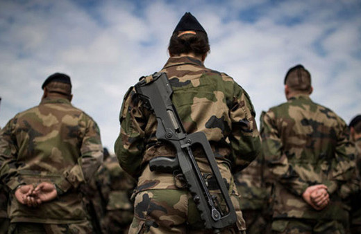 İki özel kuvvet askeri silahlarını çaldırdı