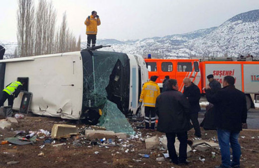 Yolcu otobüsü devrildi ölü ve yaralılar var