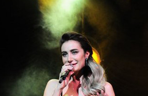 Sıla'dan cesur göğüs dekoltesi