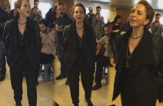 Sertab Erener vapurda İzmir Marşı söyledi