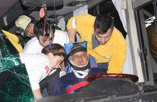 Denizli'de facia ucuz atlatıldı: 25 yaralı