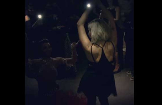 Yonca Evcimik'ten oryantal şov