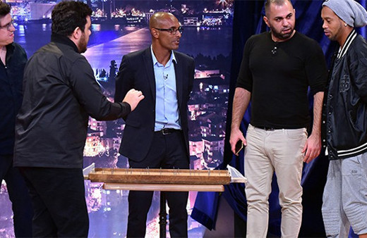 Ronaldinho; 3 Adam'la çivili futbolda karşı karşıya geldi!