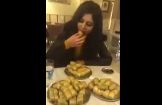 2 kilo baklavayı 10 dakikada bitiren kadın