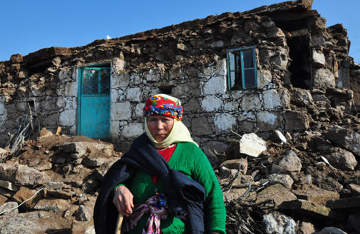 Evinin enkazından elleriyle kazarak çıktı