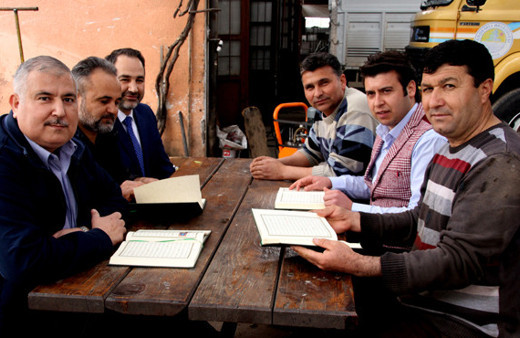 Sanayideki usta ve çıraklar Kur'an öğreniyor 