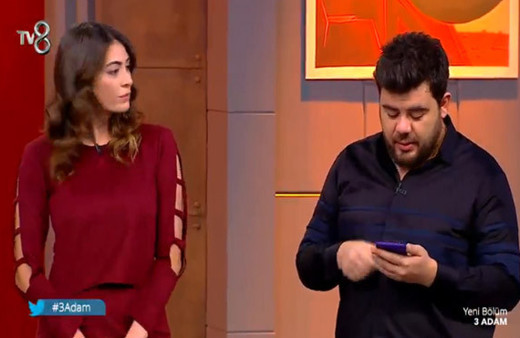 Ezgi Avcı telefonunu Eser Yenenler'e kaptırdı!