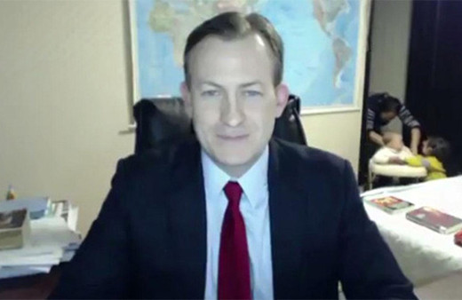 Yayındayken çocukları tarafından sabote edilen muhabir