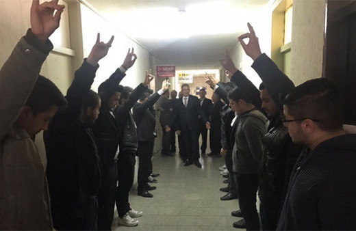 AK Partili vekiller bozkurt selamı ile karşılandı