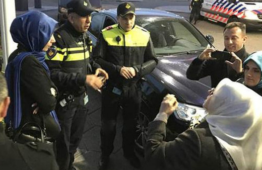 Hollanda polisinin konvoyu durdurma görüntüleri TRT ve AA ekibi sınırdışı