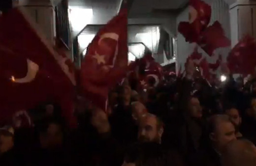 Hollanda'daki Türkler sokağa indi Erdoğan sloganları sokakları inletti