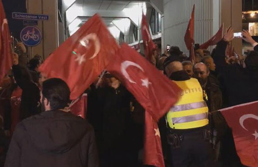 Hollanda polisi toplanan Türklere atlı polislerle saldırdı