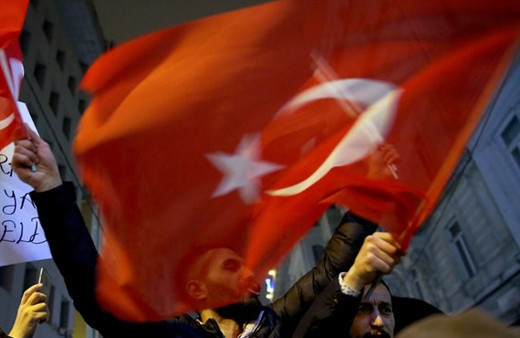 Türkiye Hollanda'yı protesto için sokağa döküldü