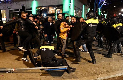 Türkler Hollanda polisini böyle yere serdi!