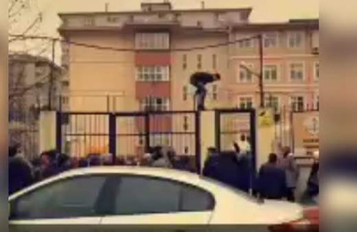 2 dakika geç kalan öğrenci parmaklıklardan böyle atladı