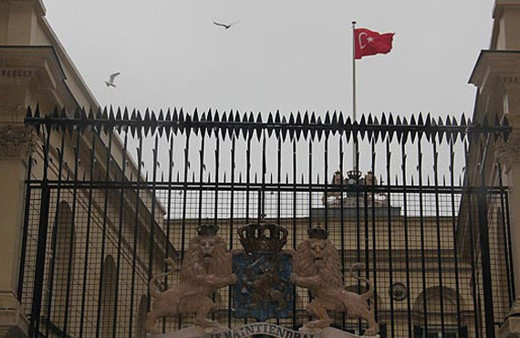 Hollanda konsolosluğunda bayrak krizi