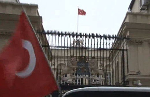 Hollanda'nın İstanbul'daki Başkonsolosluk binasına Türk bayrağı çekildi
