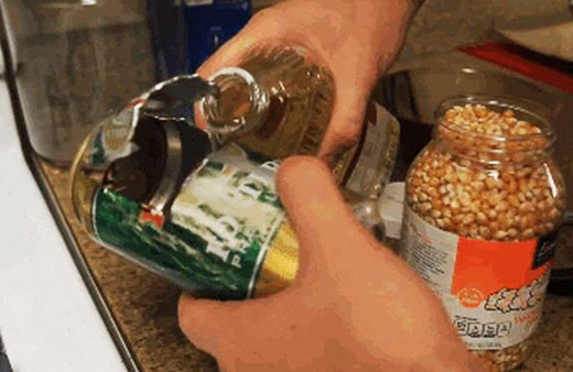 Teneke kutuyla mısırları ateşe tuttu bakın neler oldu