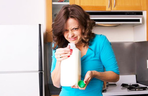 Dolaptaki süt bozulmuşsa sakın atmayın yüzünüzü yıkayın