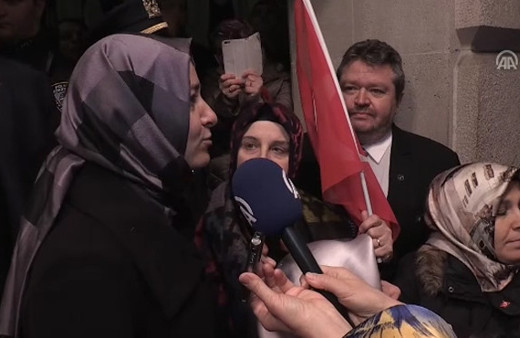 Bakan Kaya, Türk vatandaşları tarafından coşkuyla karşılandı