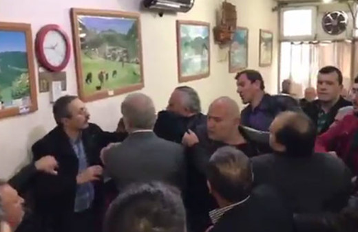 CHP'li vekil 'evet' diyen vatandaşı yumrukladı!