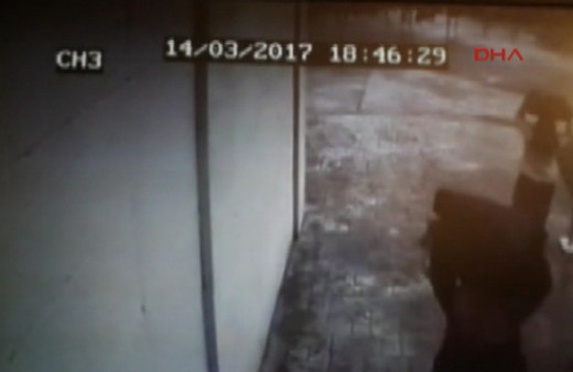 Camiden yardım için toplanan eşyaları çaldılar