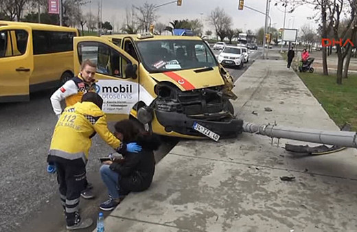 Dolmuş elektrik direğine çarptı: 3 yaralı