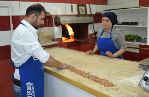 Hollanda'yı protesto için dükkanının adını değiştirdi