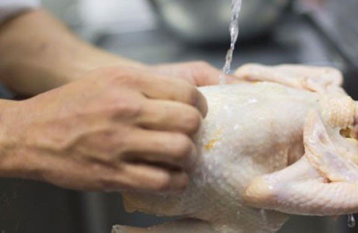 Çiğ tavuğu sakın yıkamayın!