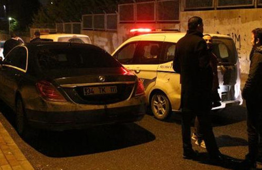 Ünlü iş adamının lüks aracı içindeki çantayla çalındı